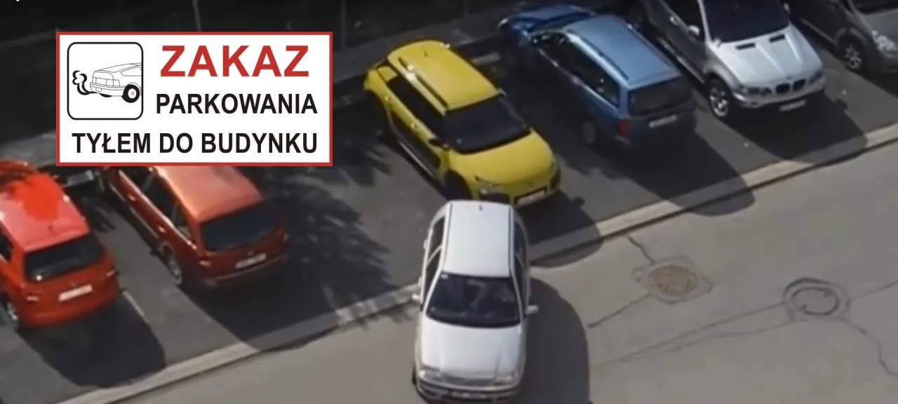 Zdjęcie Czy można parkować tyłem do budynku? Sprawdź, co mówią przepisy