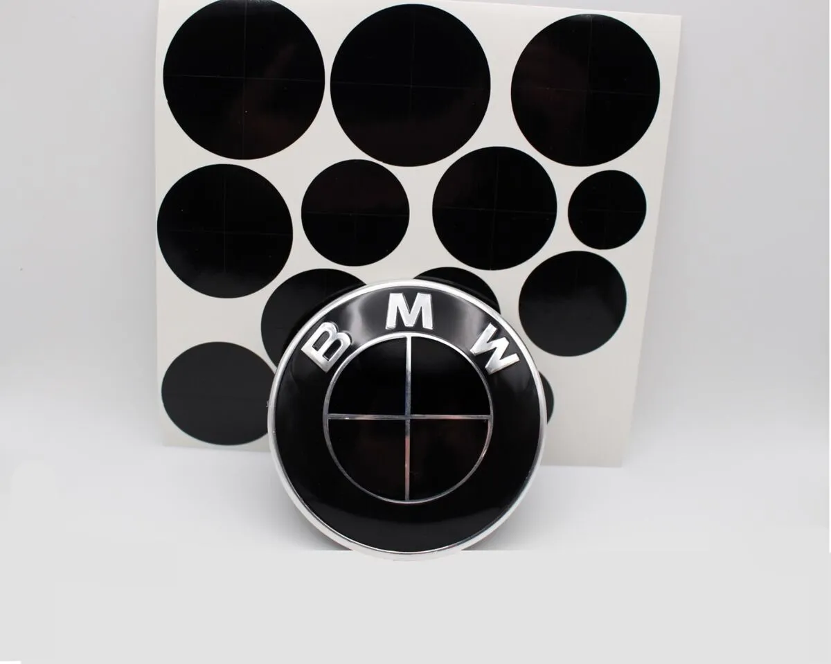 różne czarne znaczki BMW aftermarket