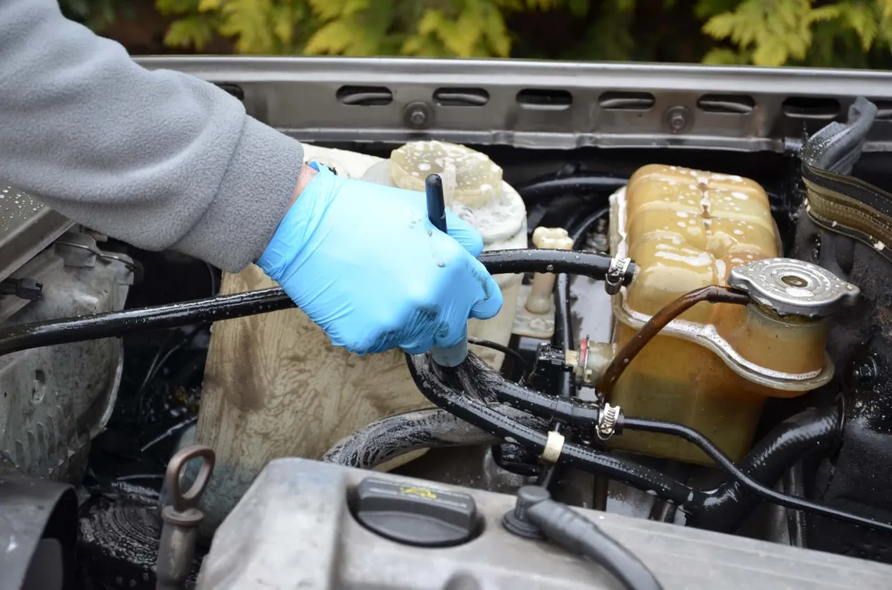 zabezpieczanie silnika przed myciem folią