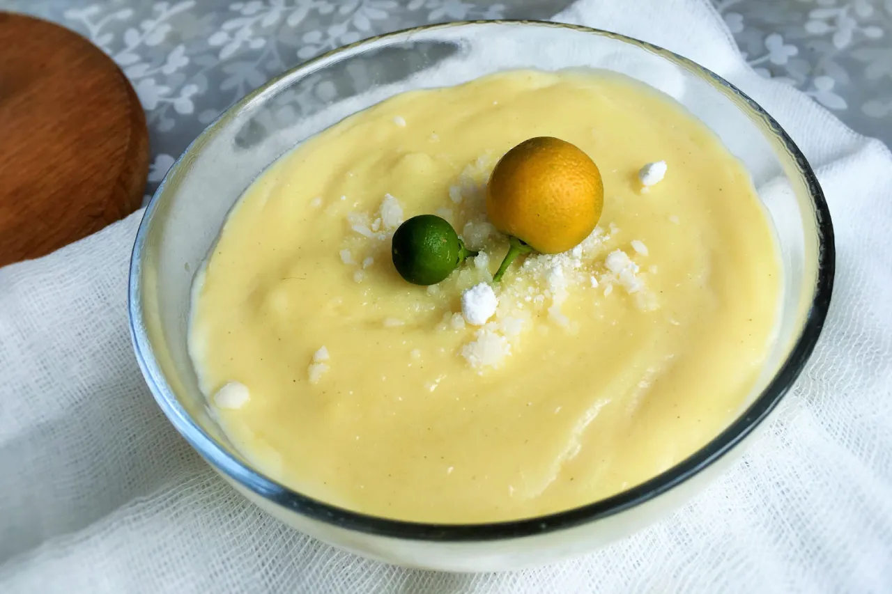 Pyszny, kremowy budyń bezglutenowy przepis. Udekorowany dwoma małymi cytrusami i cukrem pudrem.