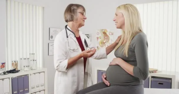 kobieta w ciąży rozmawia z lekarzem, uspokajająca rozmowa