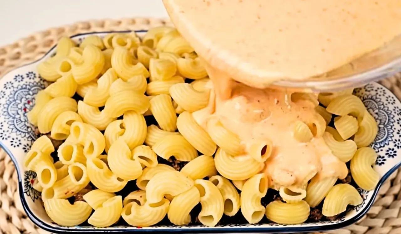 Makaron z sosem w pojemniku do przechowywania