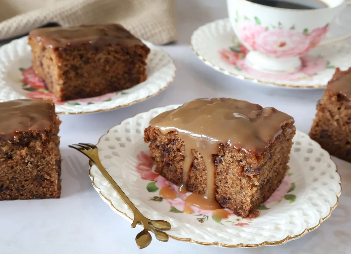Pyszny Sticky Toffee Pudding przepis. Wilgotne ciasto z daktyli, polane gęstym sosem toffi, idealne na deser.