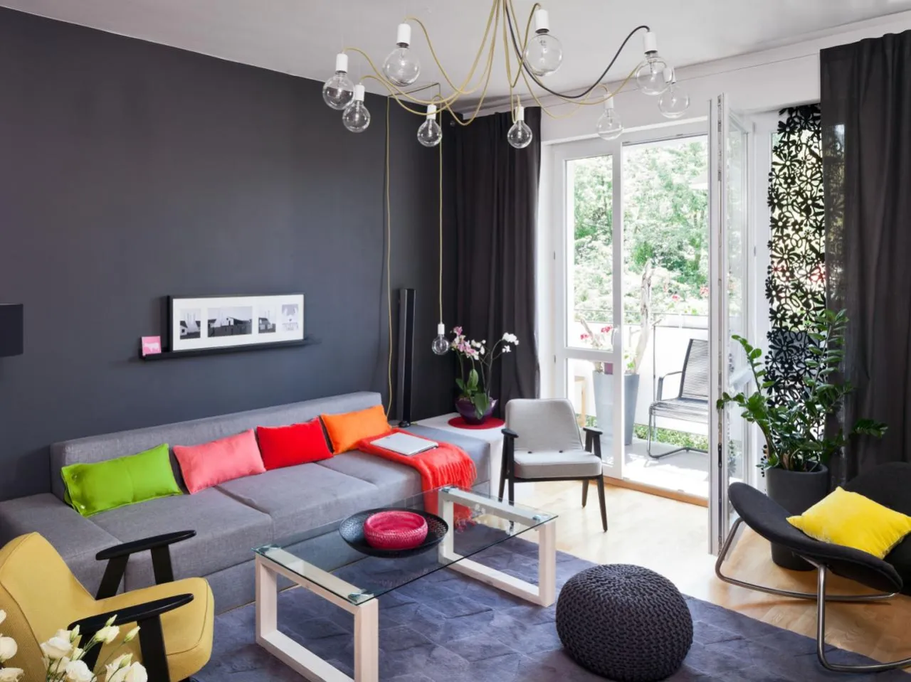 Szary salon z kolorowym obrazem abstrakcyjnym