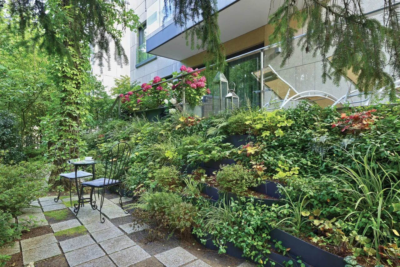 Aranżacja skarpy nowoczesna naturalistyczna japońska