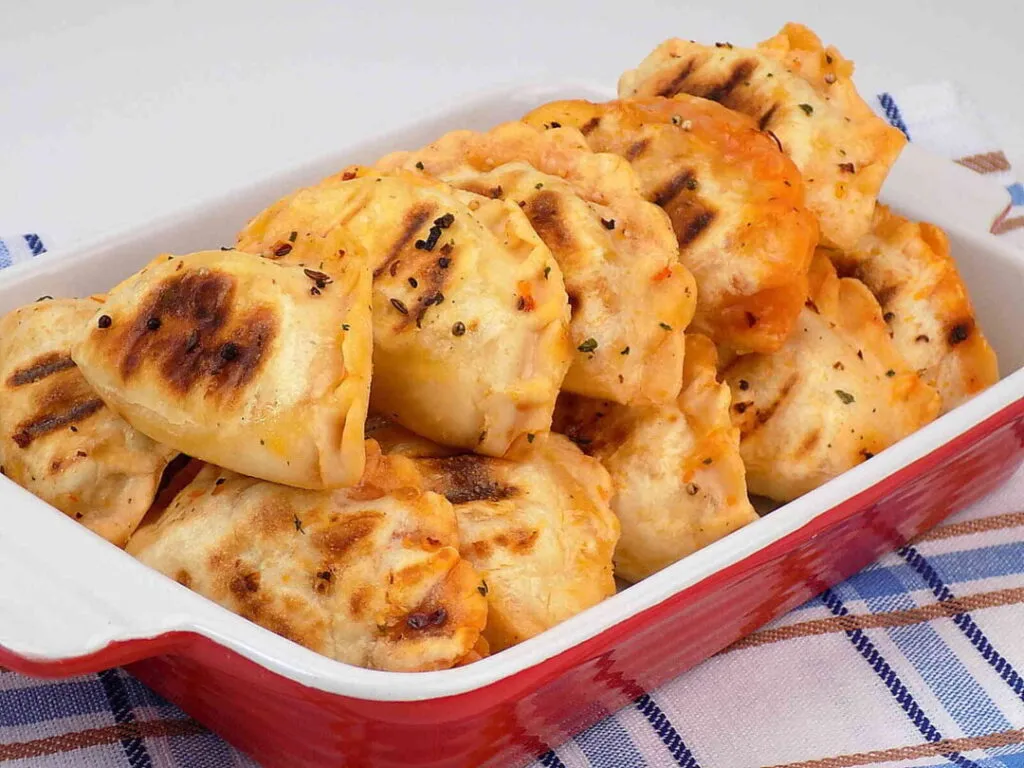 grillowane pierogi na talerzu