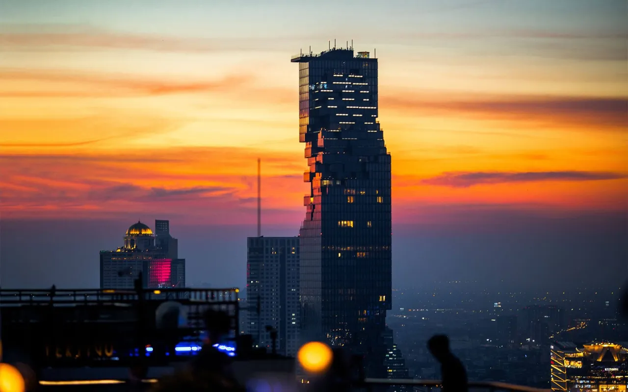 panoramiczny widok na Bangkok o zachodzie słońca