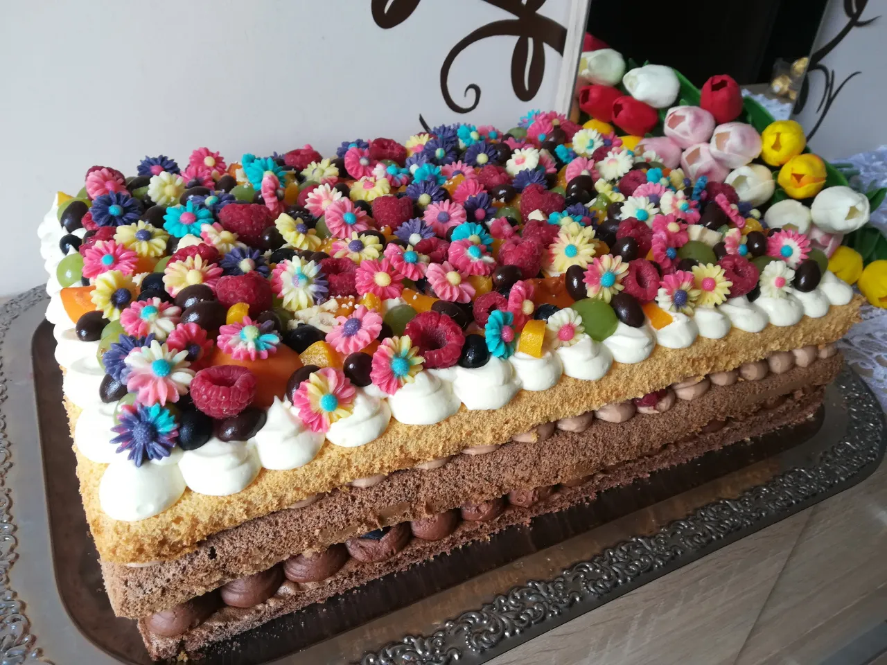 kolorowy tort urodzinowy dla dziecka z owocami