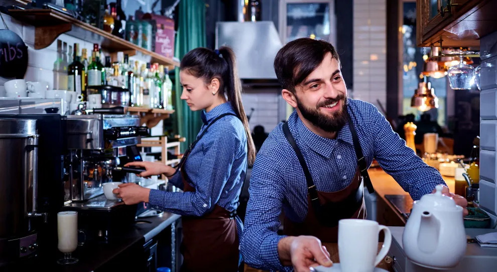 barman liczący pieniądze lub napiwki