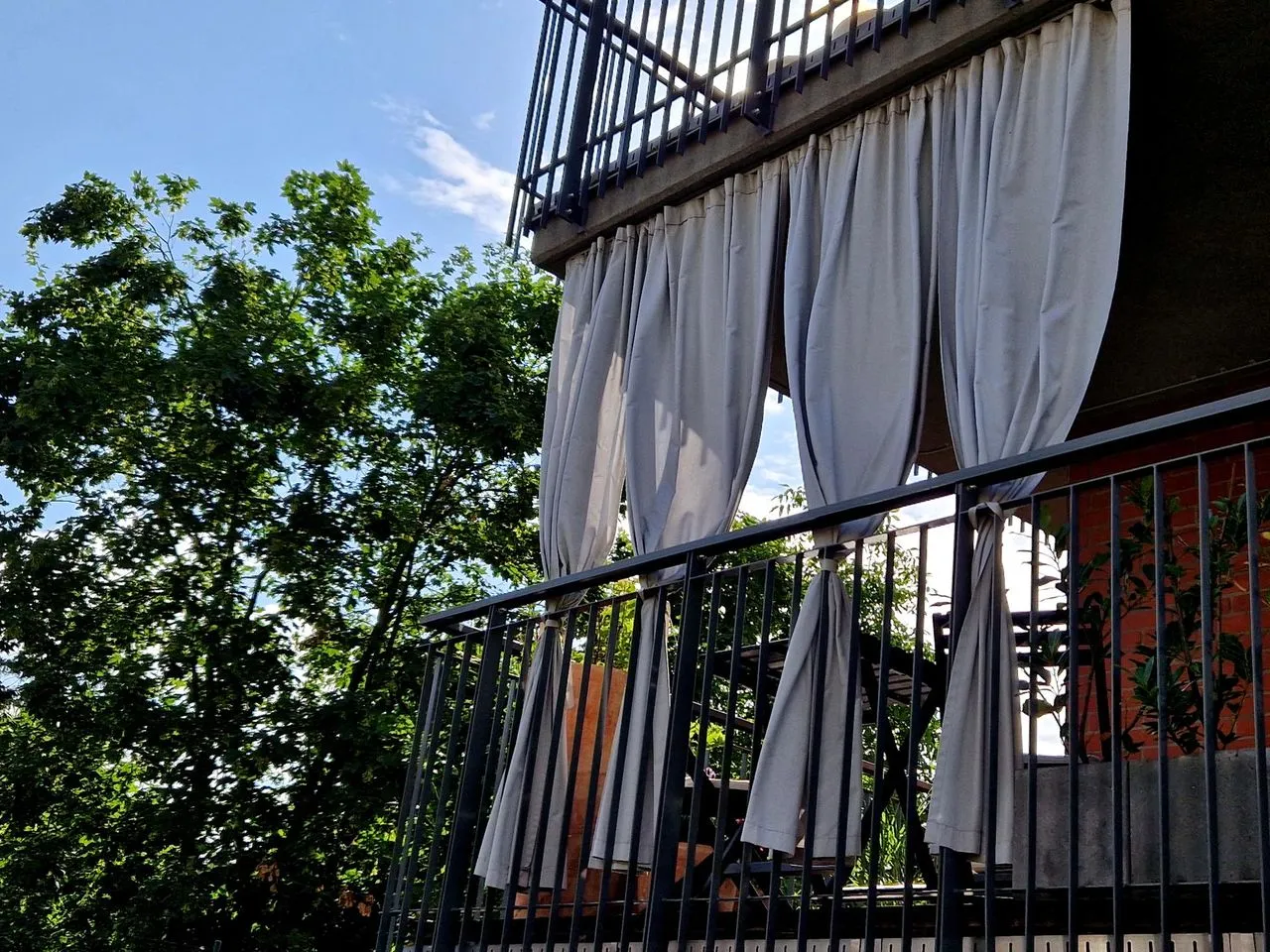 balkon w bloku zasłony prywatność