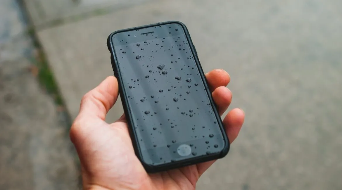 jak chronić telefon przed wilgocią