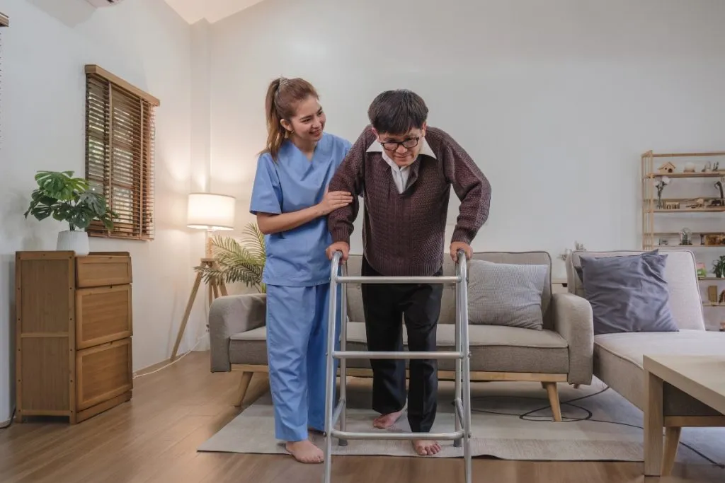 Pacjent w trakcie rehabilitacji domowej z fizjoterapeutą