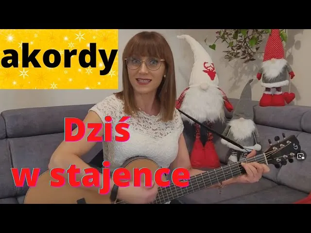 rodzina kolęduje przy gitarze święta