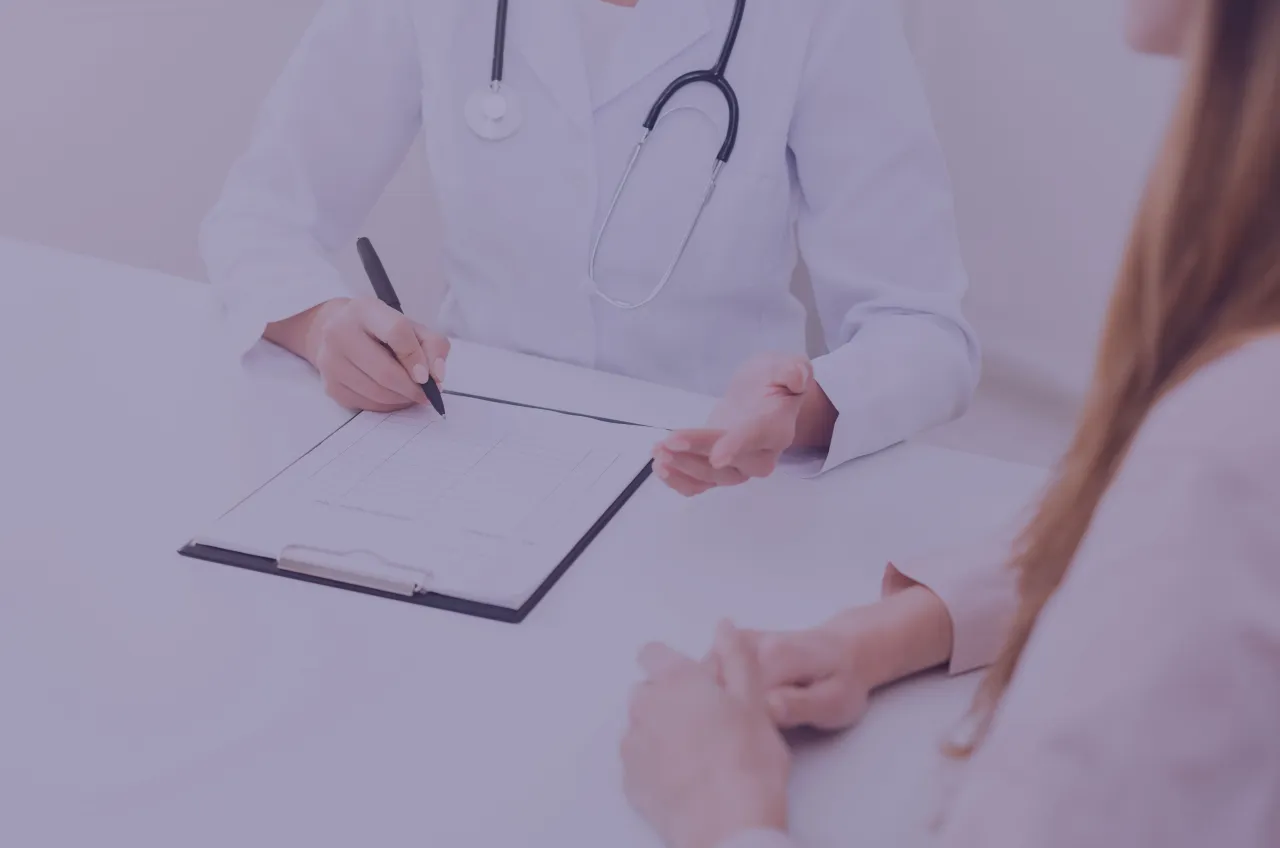 Pacjentka rozmawiająca z lekarzem przed badaniem medycznym