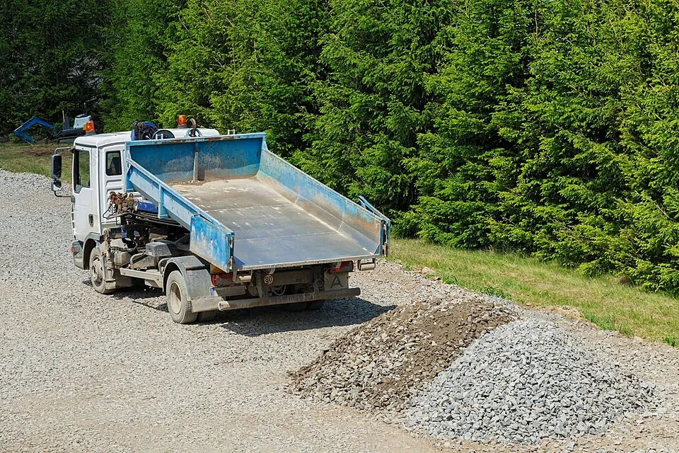 Wywrotka transport żwiru budowa