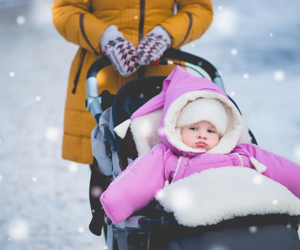 szczęśliwe niemowlę ubrane na zimę