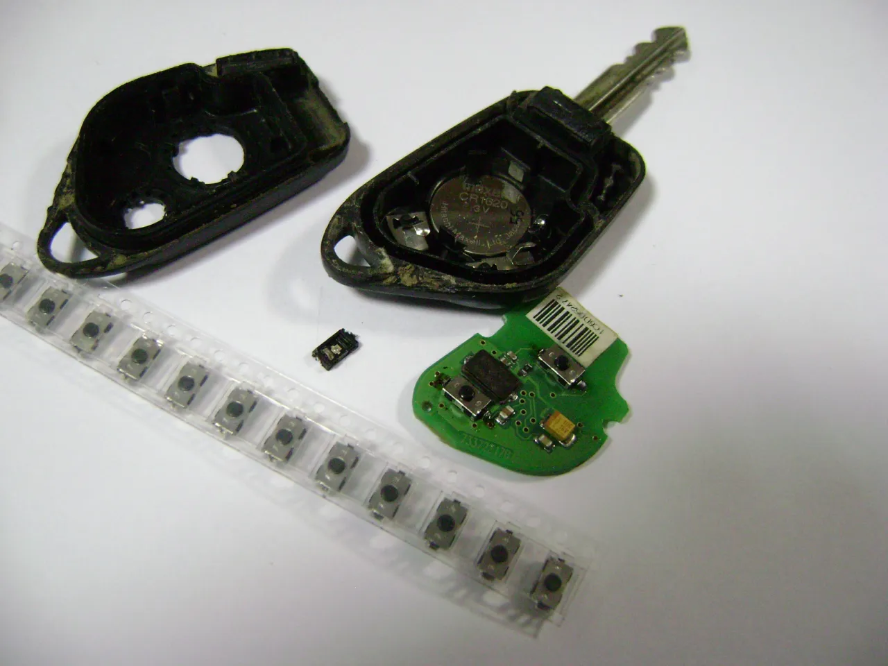 Uszkodzone mikrostyki kluczyka samochodowego