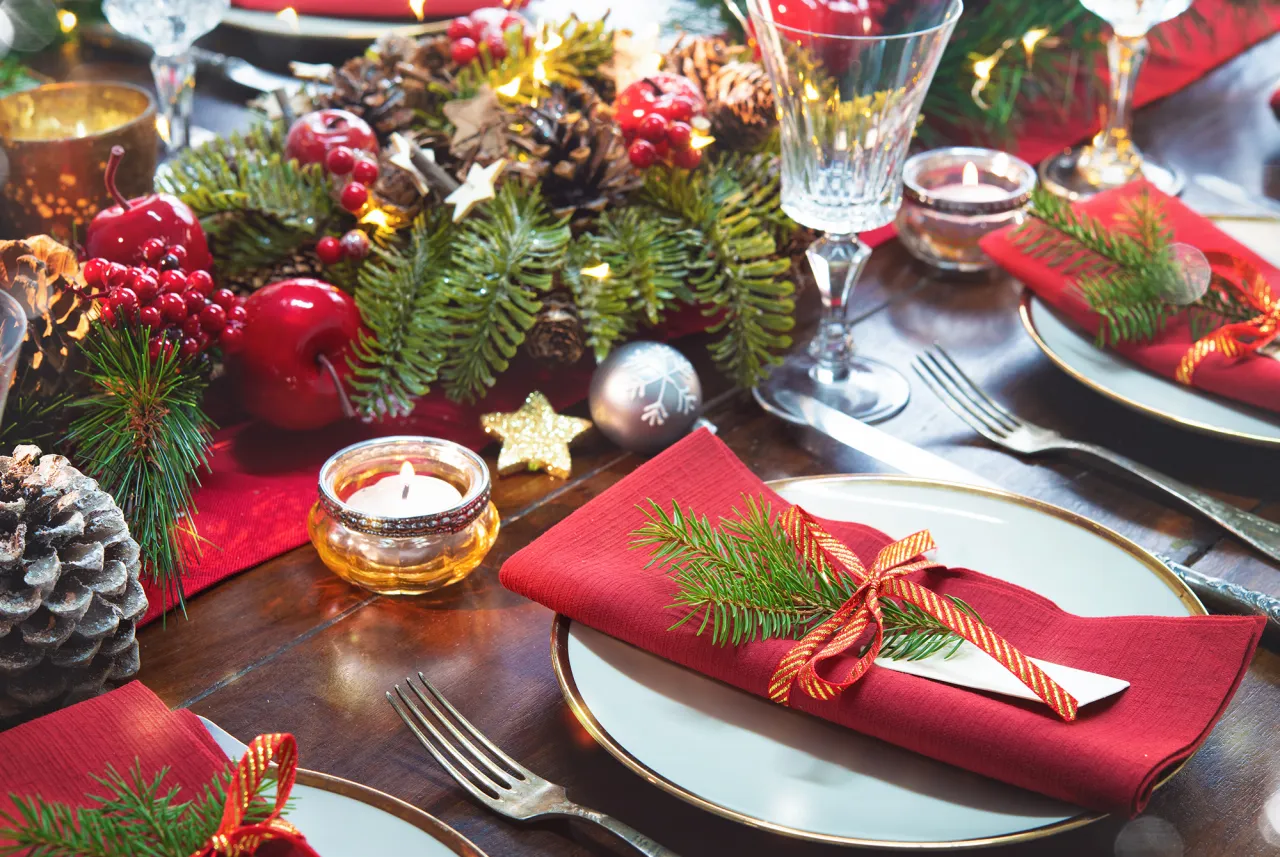 St&oacute;ł świąteczny z zimnymi przekąskami