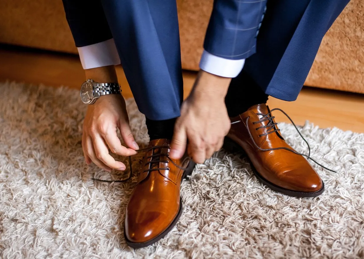 eleganckie buty męskie na komunię, męskie dodatki do garnituru, poszetka jak złożyć