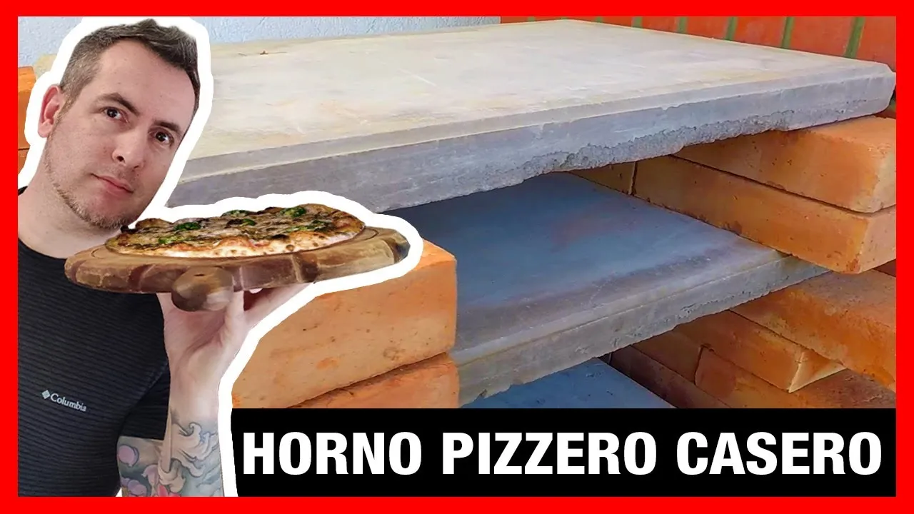 pizza napolitana horneándose sobre piedra refractaria en horno casero