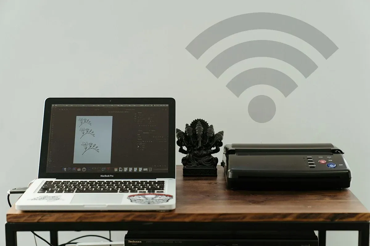 Drukarka wifi w domu, biurko bez kabli, drukowanie bezprzewodowe