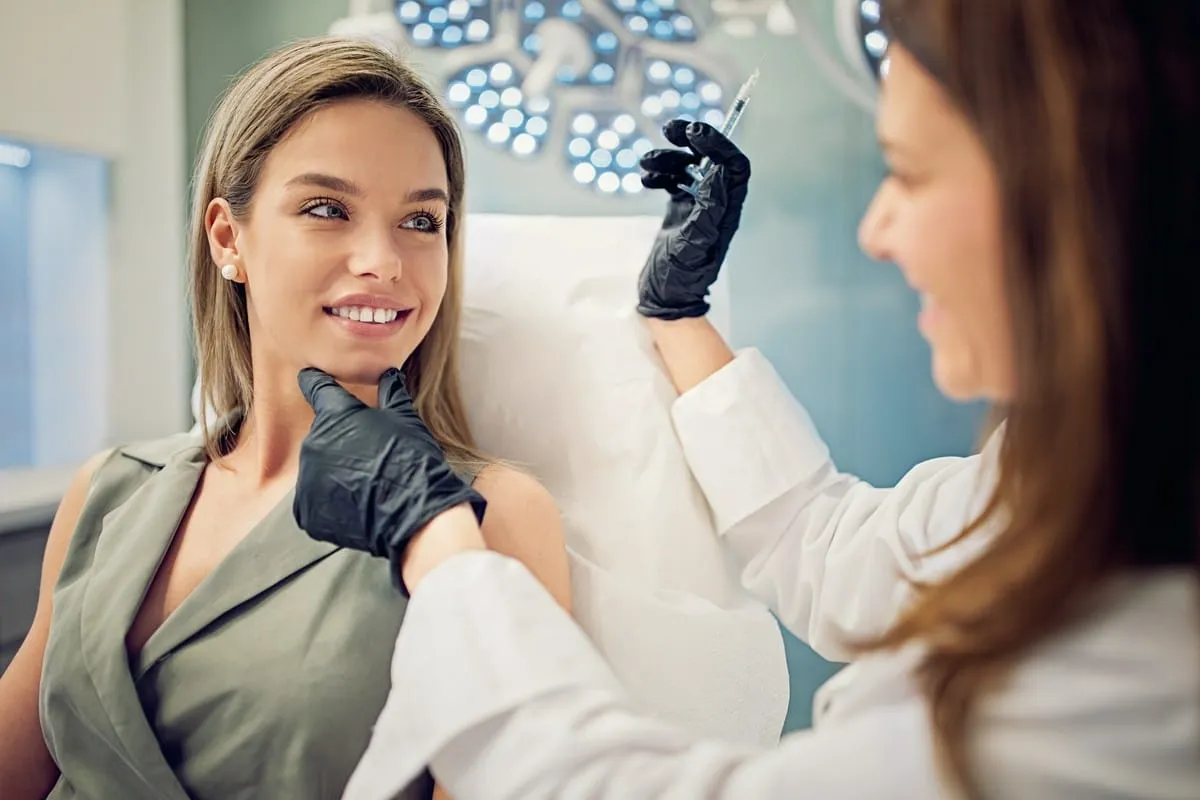 Lekarz medycyny estetycznej podczas konsultacji z pacjentką