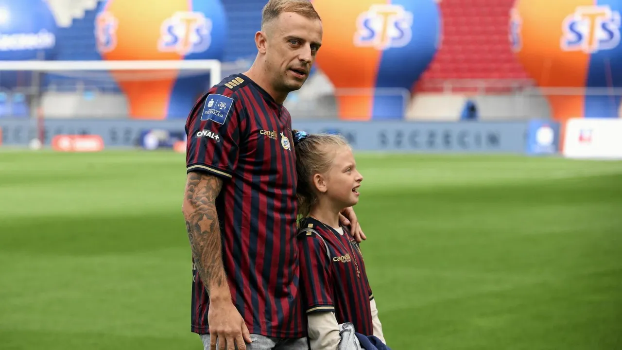 Kamil Grosicki w koszulce Hull City i Pogoń Szczecin obok siebie