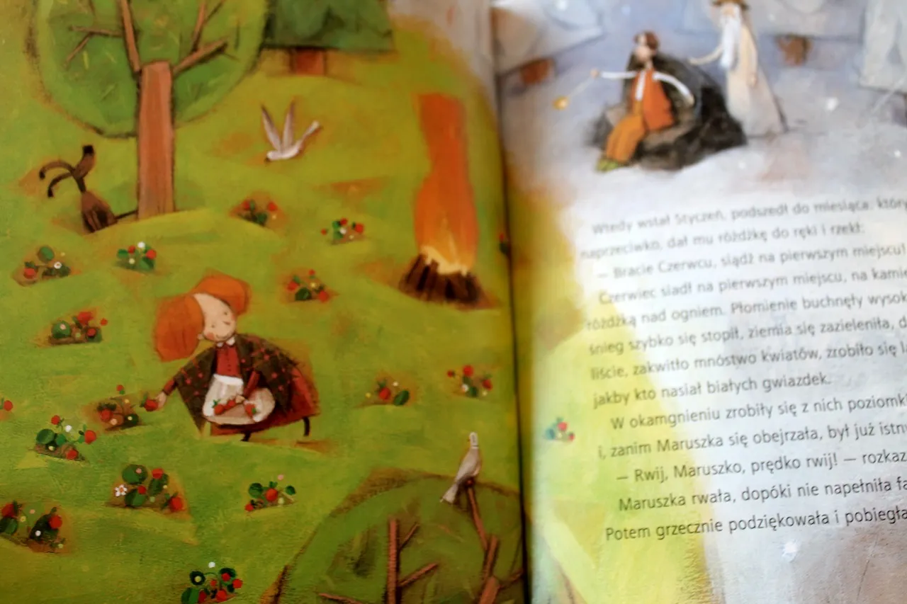 Ilustracja do baśni o dwunastu miesiącach: dziewczynka zbiera poziomki, w tle ognisko i ptak.