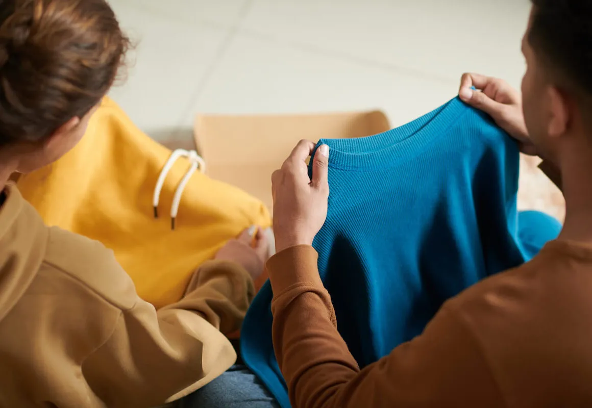 centymetr krawiecki, bluza rozłożona na płasko