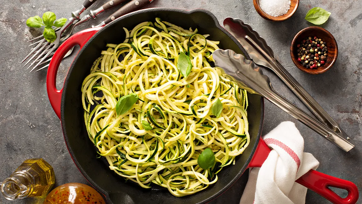 spaghetti z cukinii w misce