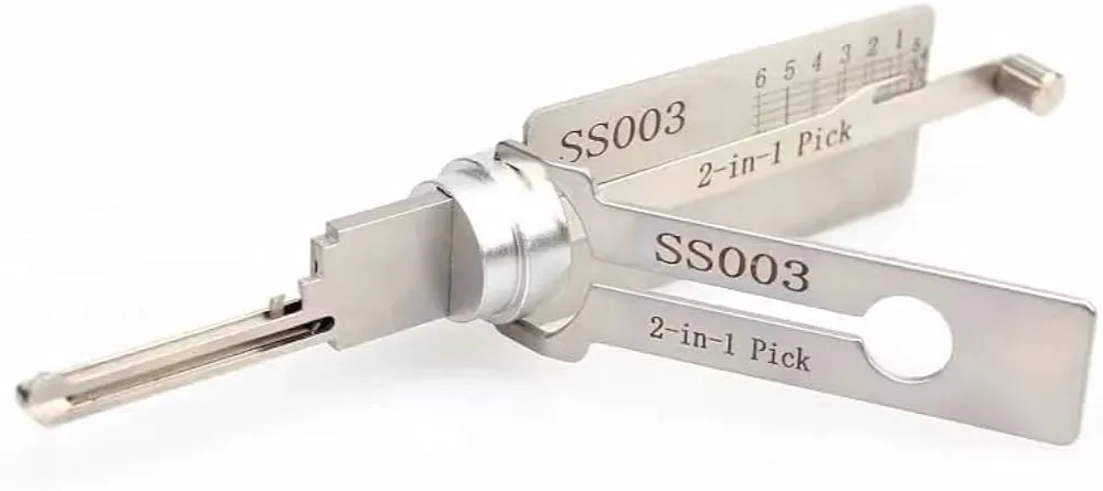 ślusarz otwierający drzwi, profesjonalne narzędzia