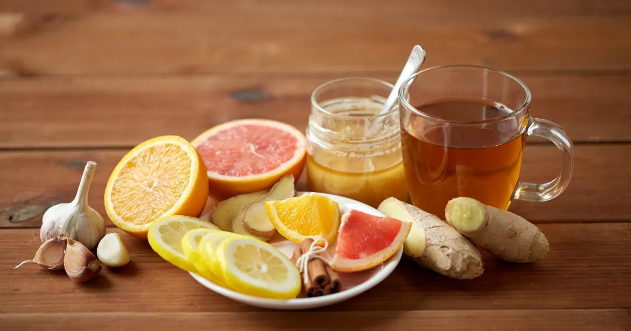 Naturalne sposoby na ból gardła: cytryna, miód, imbir, czosnek i cytrusy. Idealne składniki na rozgrzewającą herbatę.