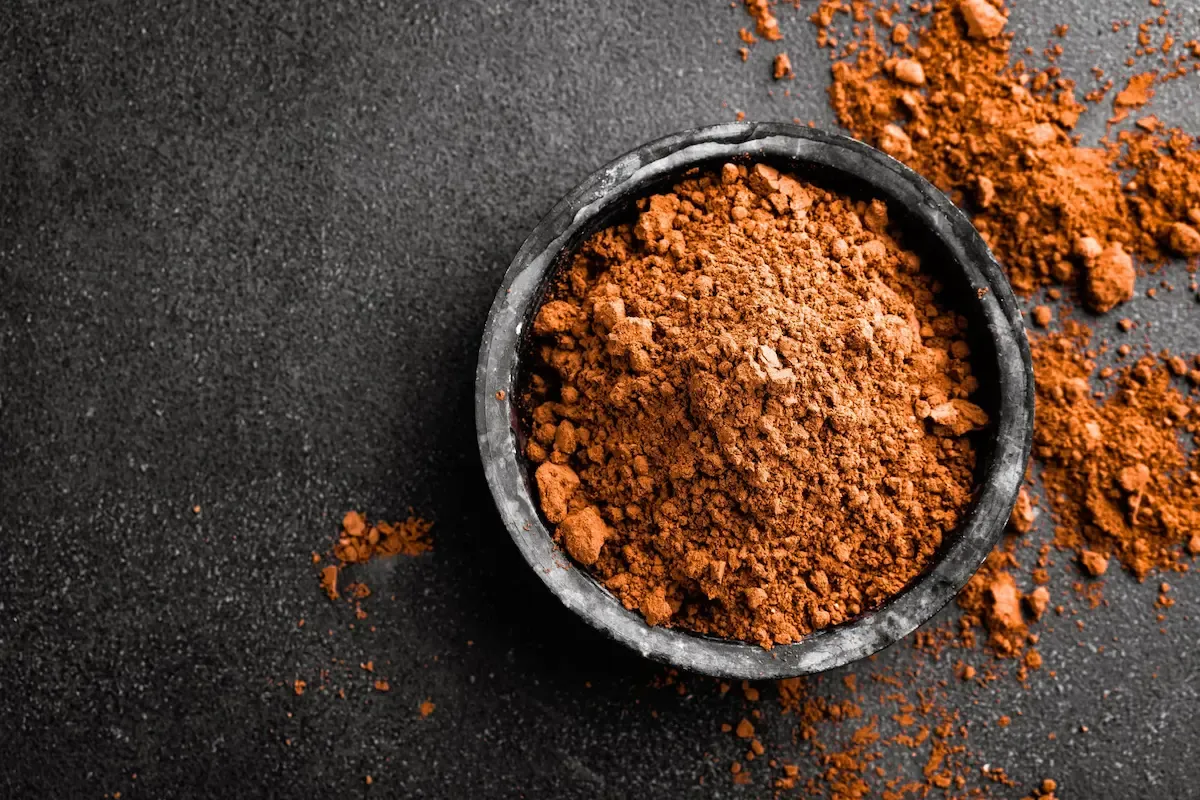 Starsza osoba przygotowuje zdrowy napój kakaowy