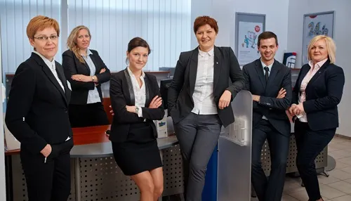 pracownik banku w oddziale