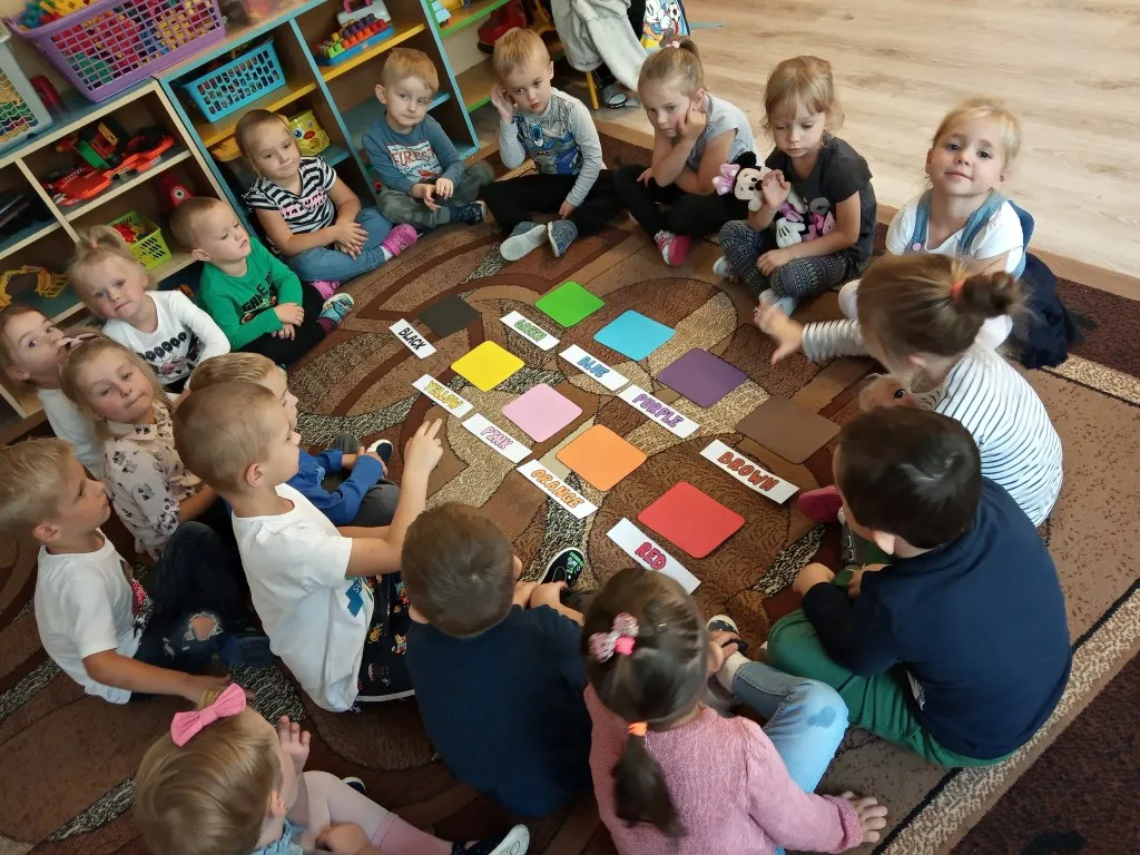 dziecko uczące się angielskiego przez zabawę w kolorowej sali