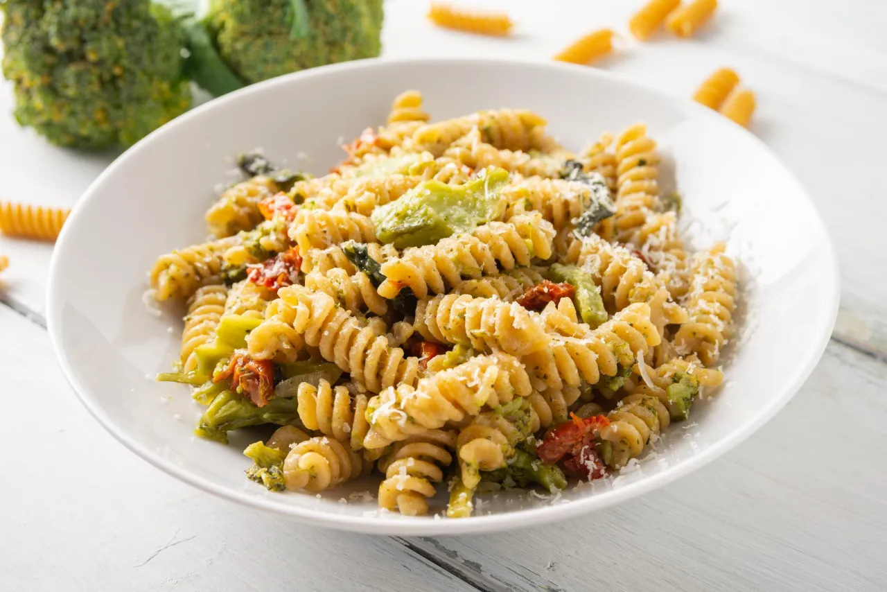 Makaron z warzywami i różnymi sosami