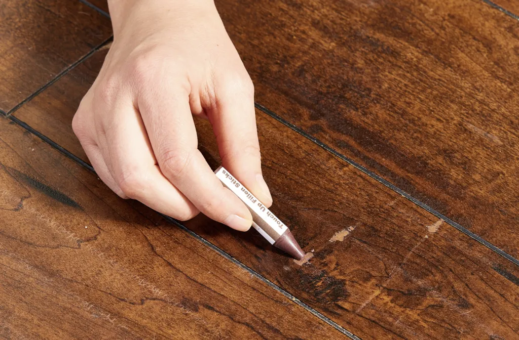 Zdjęcie Jak usunąć wgniecenia w panelach - skuteczne metody na naprawę