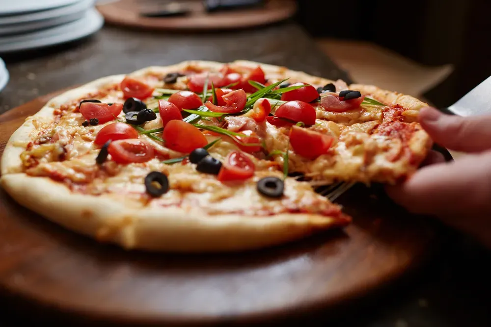 Zdjęcie Ile kalorii mają 2 kawałki pizzy? Sprawdź, ile naprawdę zjesz