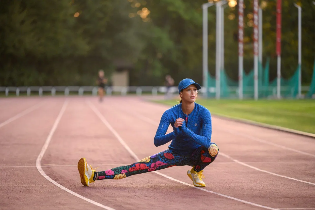 Mężczyzna wykonujący szpagat francuski