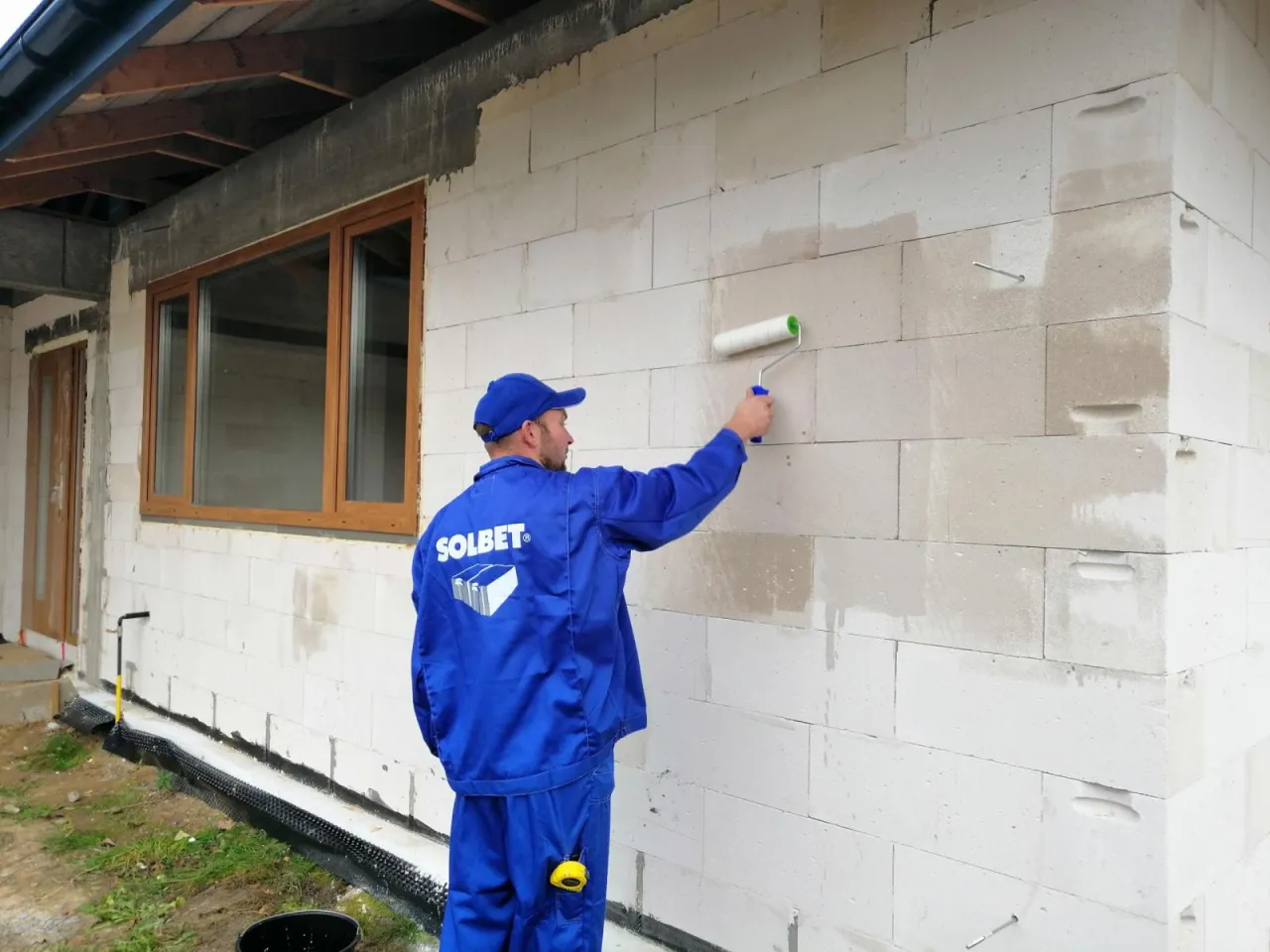 Gruntowanie podłoża beton kom&oacute;rkowy warstwa zbrojona