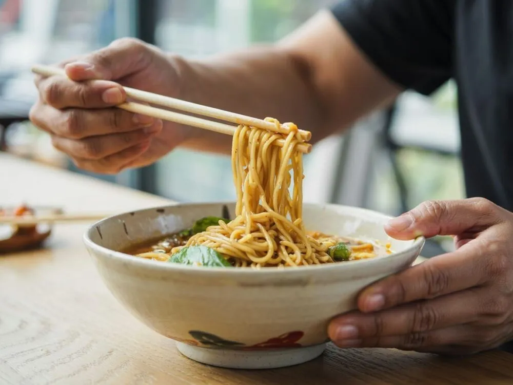 Jak jeść makaron pałeczkami i łyżką