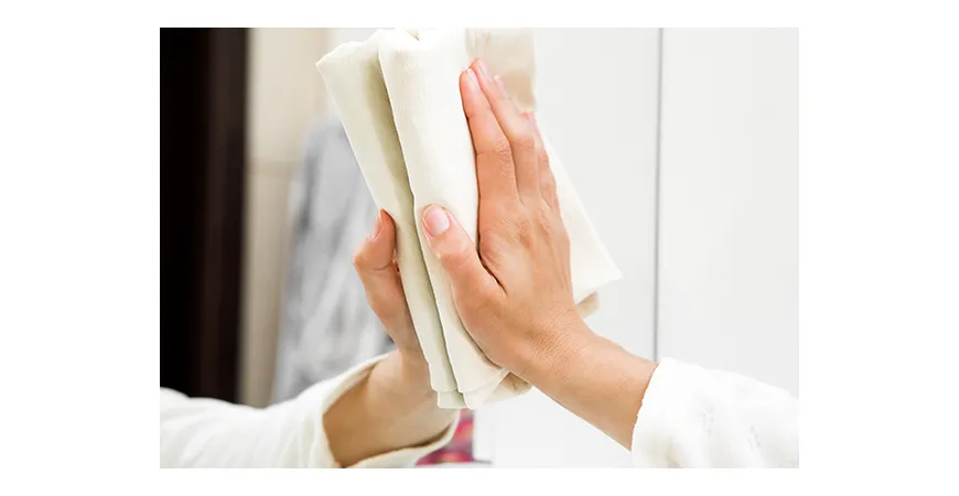 domowe sposoby czyszczenia lustra bez smug