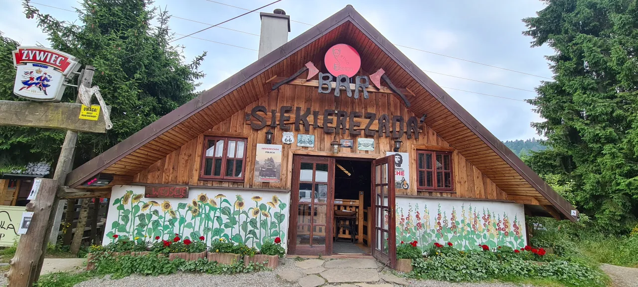 Karczma Siekierezada w Cisnej, bieszczadzka zapora w Solinie