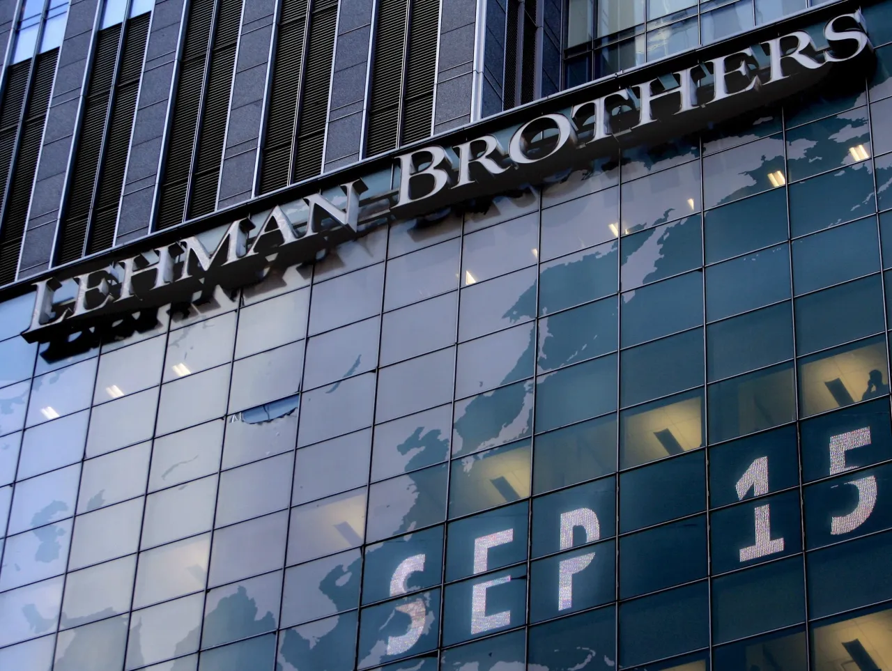 Lehman Brothers, znana firma inwestycyjna, kt&oacute;rej budynek odbija mapę świata i datę 15 września.