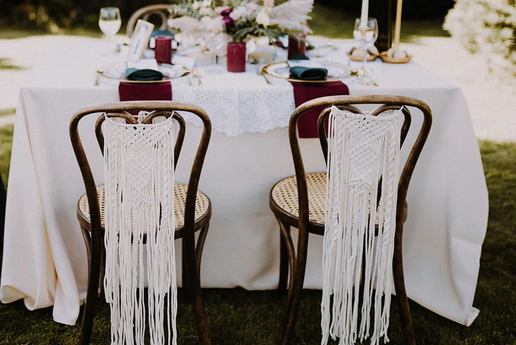 inspiracje dekoracji krzeseł na komunię boho glamour