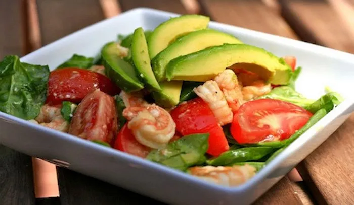 insalata di avocado e pomodorini classica