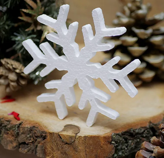 dekorowanie styropianowych ozdób brokatem śniegiem