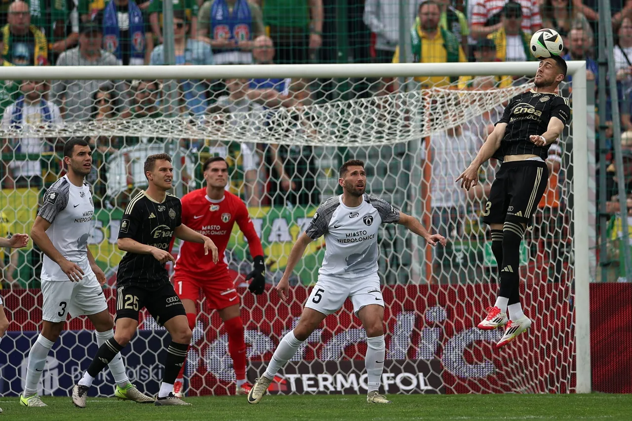 Historia spadk&oacute;w Ekstraklasa infografika