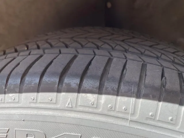 Mikropęknięcia na starej oponie