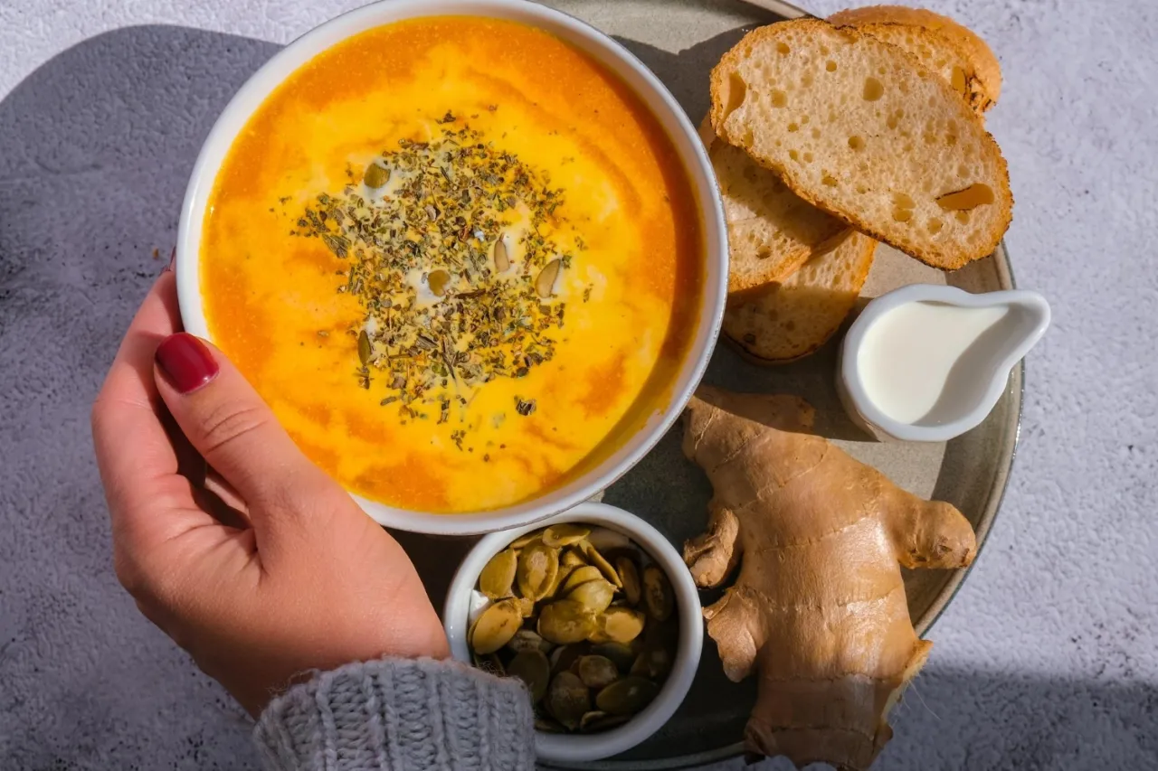 Rozgrzewające zupy na przeziębienie imbir czosnek chili